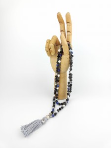 Mala z kamieni naturalnych 108 koralików CHAKRA STONES naszyjnik  JAPA MALA  Larvikit, Onsydian Śnieżny, Sodalit, Agat Ognisty.jpg