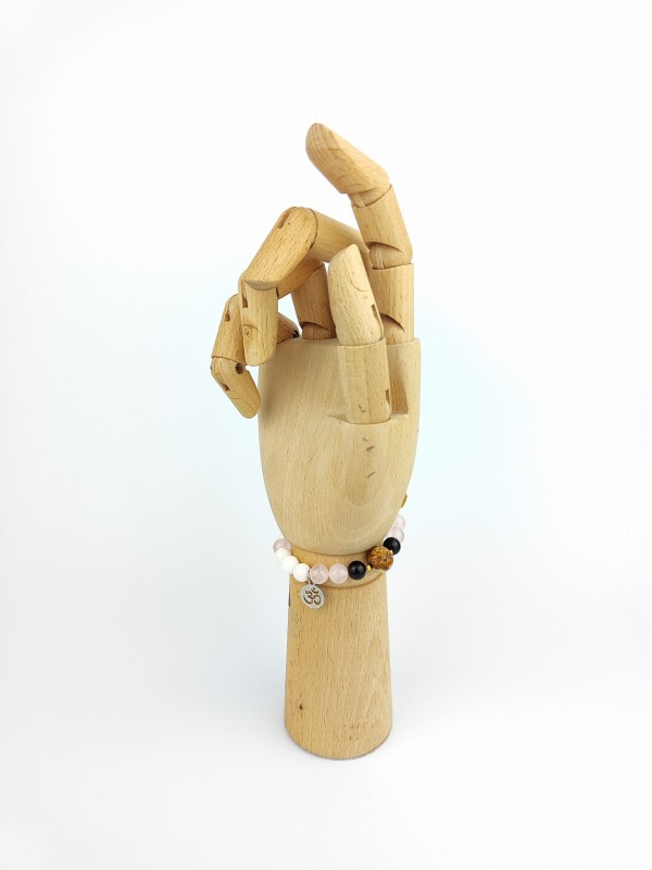 Bransoletka Mala  21 kamieni CHAKRA STONES Kwarc Różowy, Jadeit Biały, Onyks z zawieszką OM 1.jpg