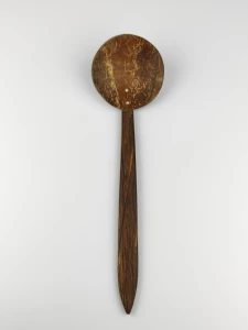 Łyżka  chochelka z łupiny kokosa naturalna 28cm.webp