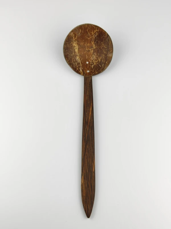 Łyżka  chochelka z łupiny kokosa naturalna 28cm.webp