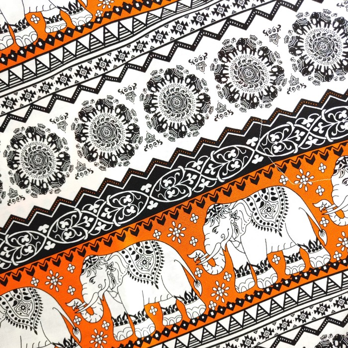Biała bluzka damska z orientalnym wzorem w stylu boho