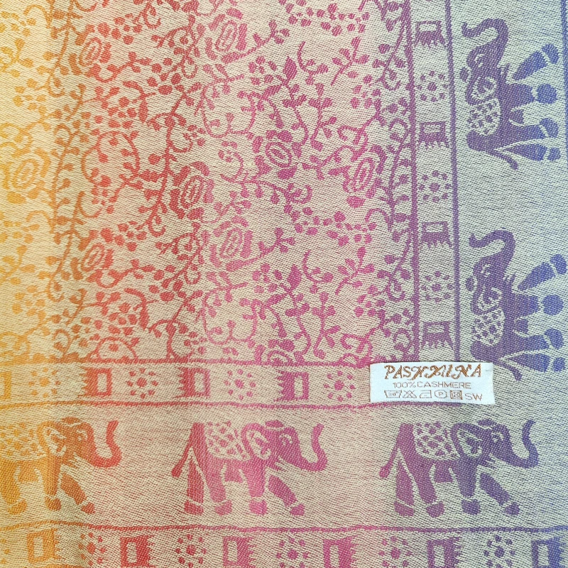 Detal wzoru kolorowej pashminy 100% kaszmir ze Sri Lanki