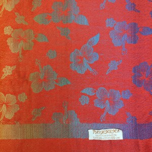 Detal pashminy 100% kaszmir – kwiatowy wzór i wielokolorowa tkanina