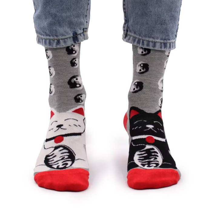 Skarpetki Hop Hare Szczęśliwe Koty 36–40 z kotami maneki neko i symbolem yin-yang