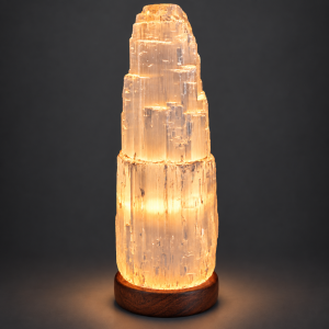 Lampa z selenitu na drewnianej podstawie