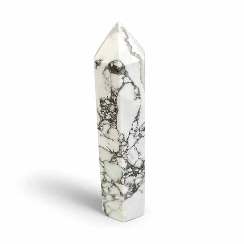 Obelisk z naturalnego białego howlitu 9 cm – kamień z szaro-czarnym żyłkowaniem