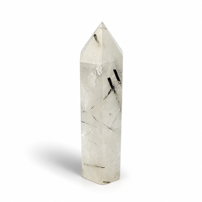 Obelisk z naturalnego kwarcu z czarnym turmalinem 5,5 cm – jasny kwarc z czarnymi inkluzjami