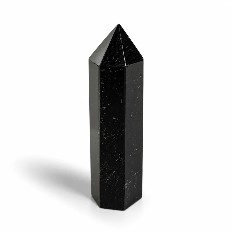 Obelisk z naturalnego czarnego obsydianu 6 cm – polerowany kamień o szklistym połysku