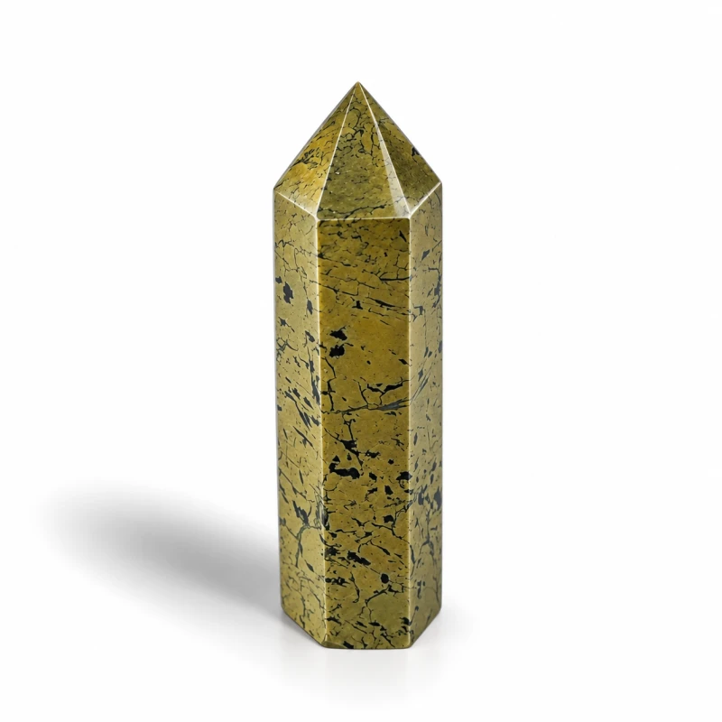 Obelisk z naturalnego pirytu 5,5 cm – polerowany kamień o złocisto-oliwkowej barwie i ciemnym naturalnym rysunku