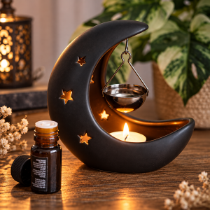 Ceramiczny kominek zapachowy Półksiężyc z metalową miseczką i świeczką tealight w nastrojowej aranżacji
