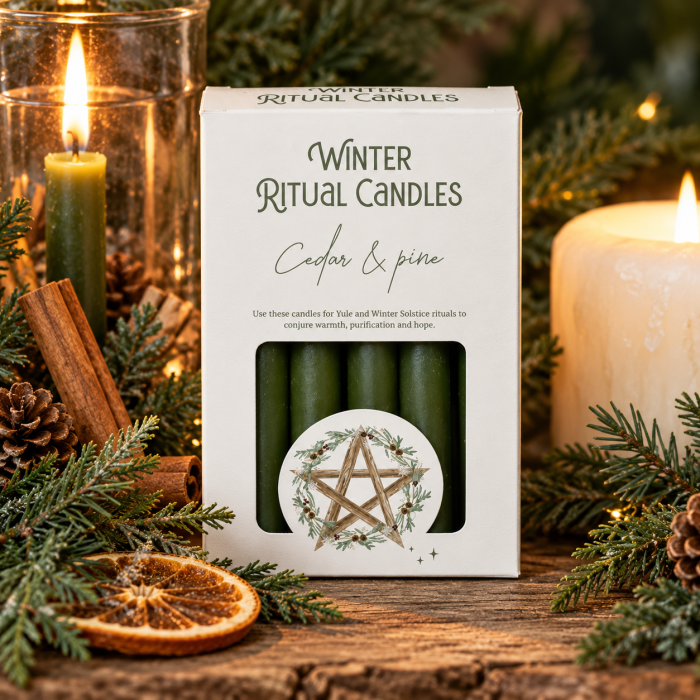 Winter Ritual Candles – zielone świece o zapachu cedru i sosny w zimowej aranżacji
